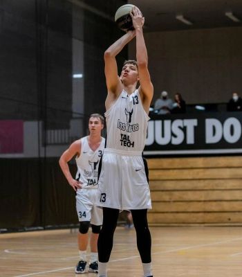Andres Matute in a free throw