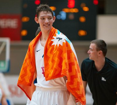 Andres Matute wearing a towel after a match